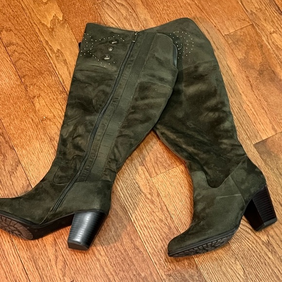 EUC Cloudwalkers by Avenue Olive Green Faux Suede Boots - Picture 1 of 7